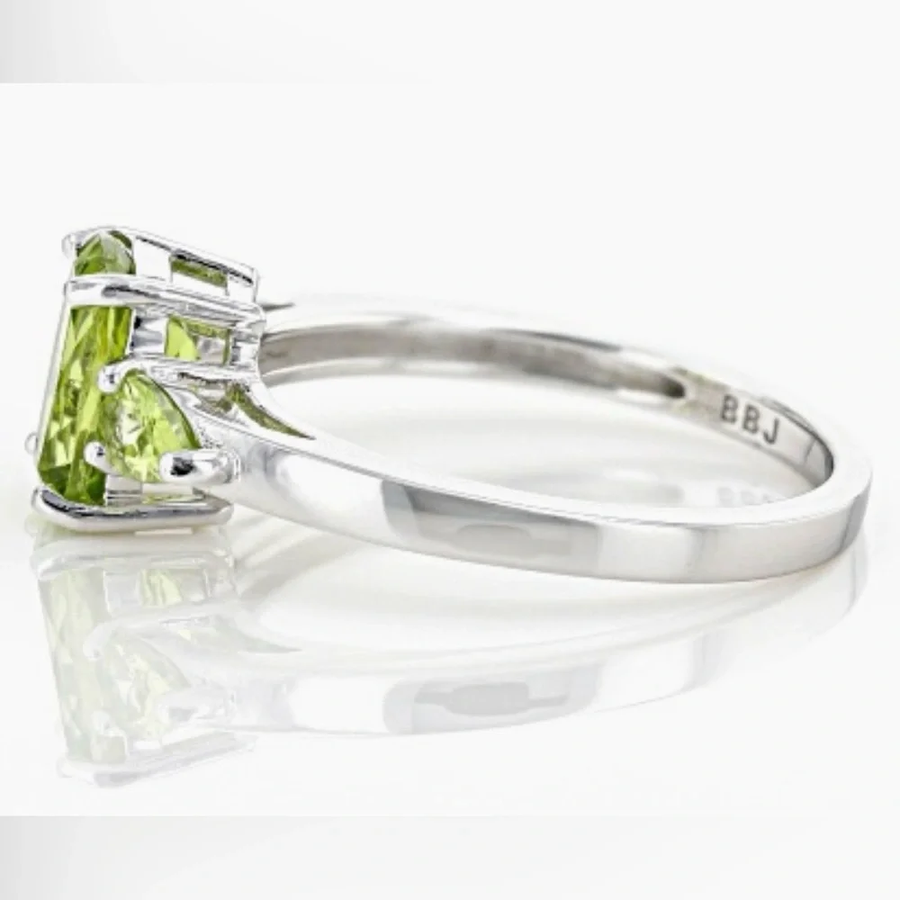 1.25 ct Cushion Cut Peridot w 0.34 ct Pear Side Stones | 925 Silver | Size 6